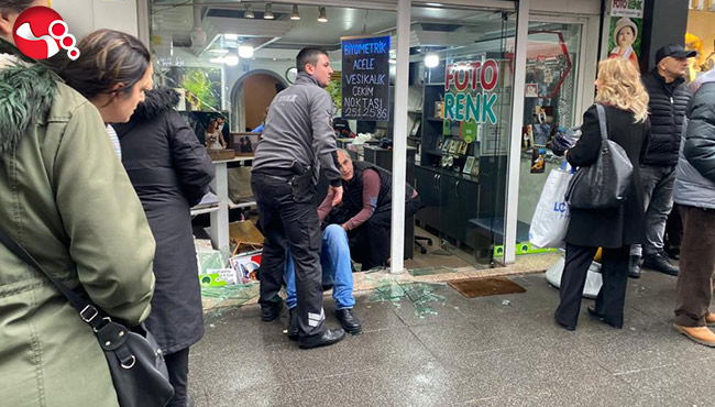 Yaslandığı cam patladı!