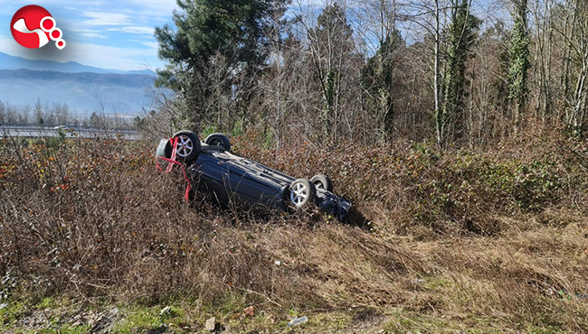 İki otomobil peş peşe takla atarak kaza yaptı