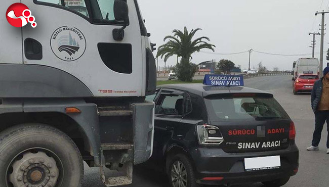 Çöp kamyonuyla Sürücü kursu aracı çarpıştı