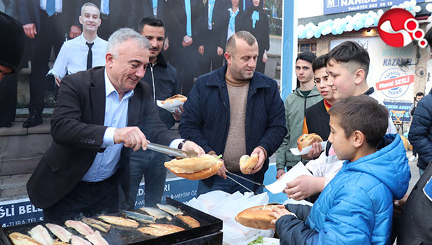Sesli mangal yapıp balık ekmek dağıttı!...