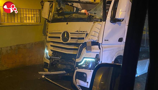 Tır elektrik direğine çarptı!