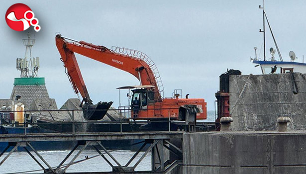 Tarak Gemisi limanı temizlemeye devam ediyor