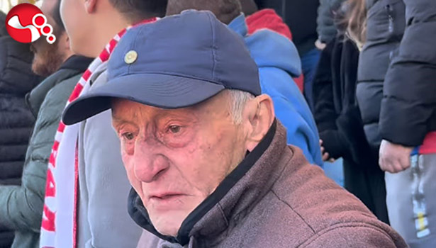 Takımının galibiyetini gözyaşlarıyla izledi