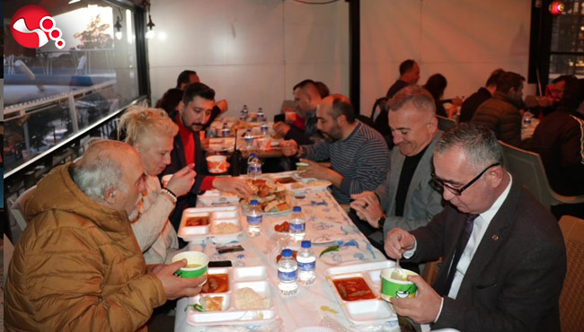 Sesli gazetecilerle iftarda bir araya geldi!...