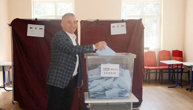 Başkan Adayı Sesli oyunu kullandı