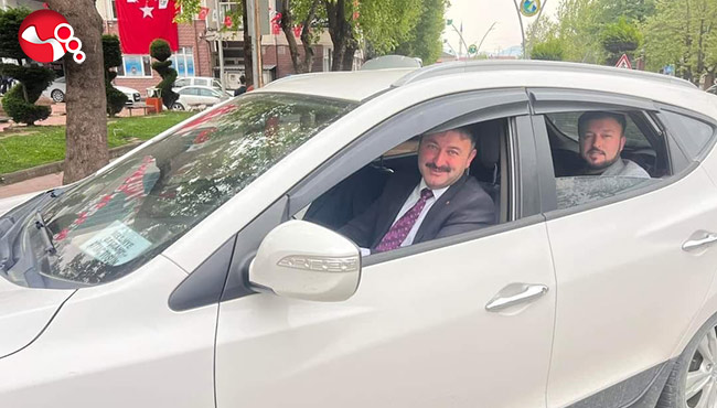 Başkan kendi aracını kullanıyor