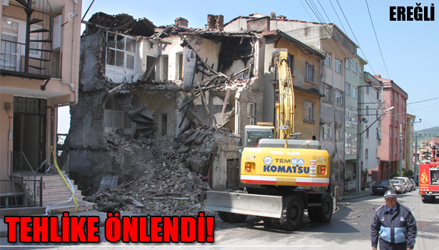 TEHLİKE ARZ EDEN BİNA BELEDİYE EKİPLERİNCE YIKILDI