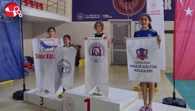 Yüzme yarışında dereceler elde etti