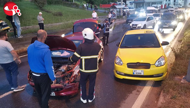 Ticari taksi ile otomobil çarpıştı!