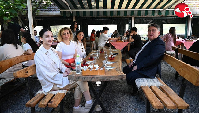 Rektör Özölçer Uluslararası Öğrencilerle bir araya geldi