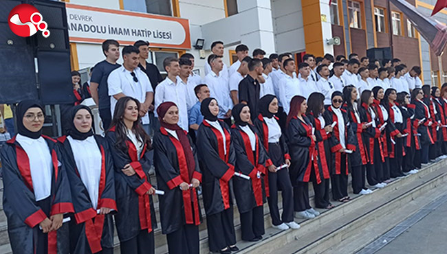 Devrek İmam Hatip Lisesi'nde mezuniyet sevinci