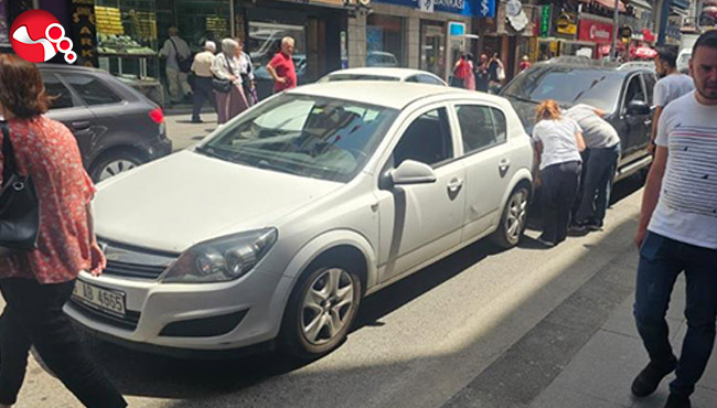 Otomobiller çarpıştı