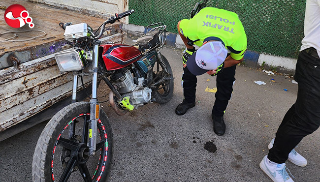 İtilmeye çalışılan motosiklet polislerin dikkatini çekti