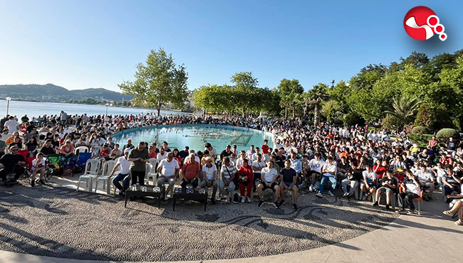 Deniz manzarasında maç keyfi...