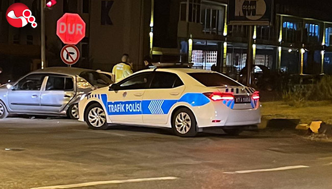 Otobüsle otomobil çarpıştı:Yaralılar var