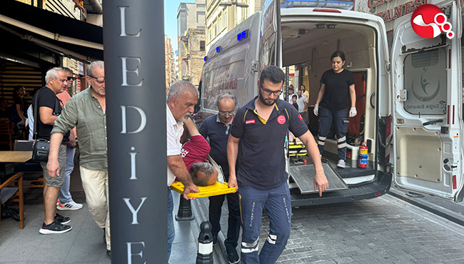 Sokağı temizliyordu