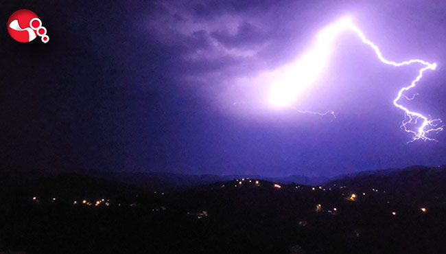 Şimşekler geceyi aydınlattı