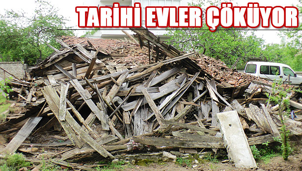 AKÇAKOCA'DA TARİHİ EV ÇÖKTÜ