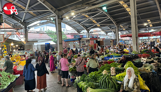 Halk Pazarında yoğunluk