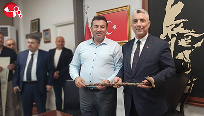 Bakan Bolat'a ilçenin sembolü baston hediye edildi