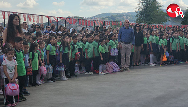 Öğrencilerin okul heyecanı gözlerinden okunuyordu