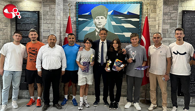 Tenis Şampiyonlarına Kaymakamdan hediye