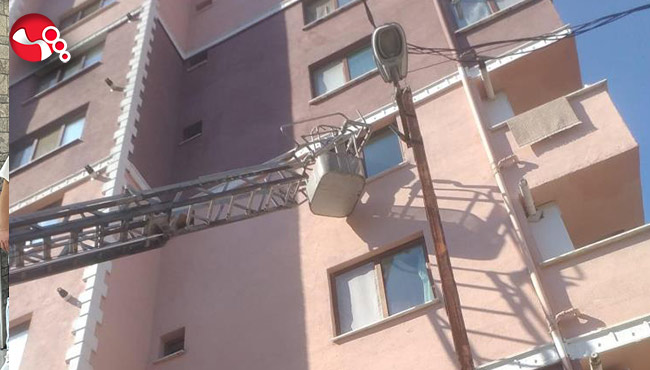 Bebek evde mahsur kaldı