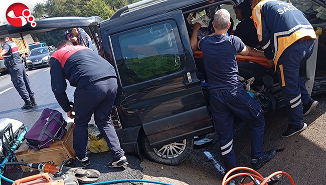 Direksiyon hakimiyetini kaybetti, refüje çarptı