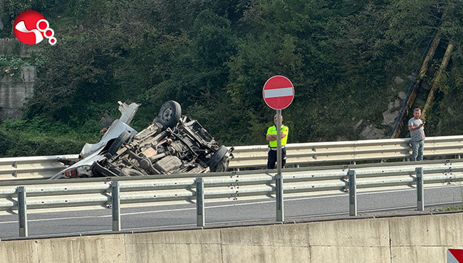 Taklalar atarak durabildi