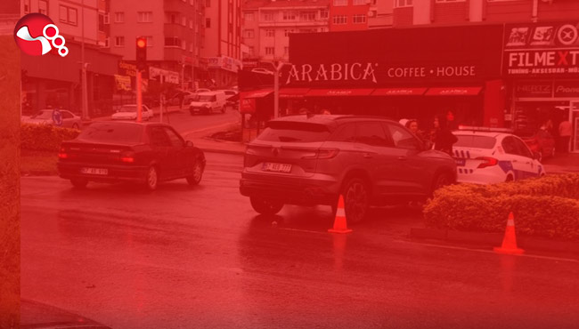 Otomobiller çarpıştı