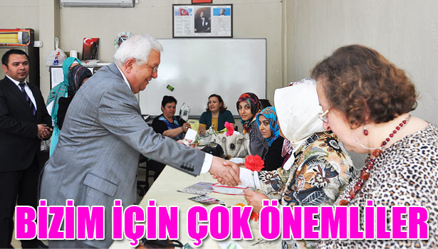 ANNELER GÜNÜ ÇİÇEKLERLE KUTLANDI