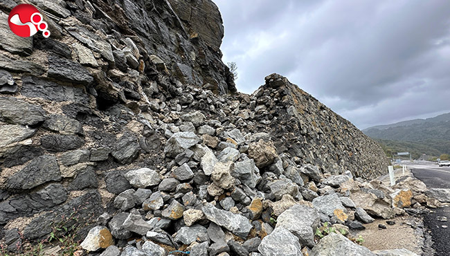 İstinat duvarı yıkıldı