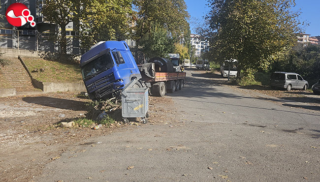 Çelik sac yüklü tır yan yattı!