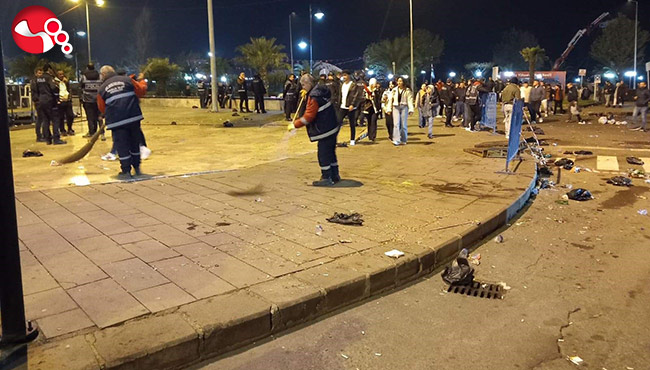 Konser sonrası "Sahne bizde" deyip çevreyi yedi dakikada temizlediler