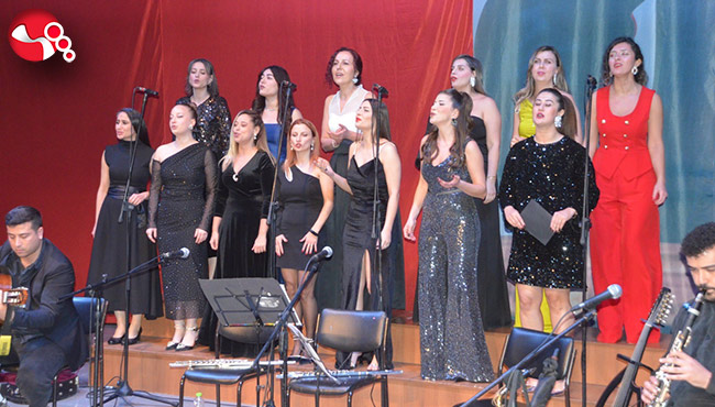 Öğretmenler hem çaldı, hem söyledi