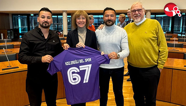 “Eflatun Beyaz” renkler Almanya’da Omuz Omuza…