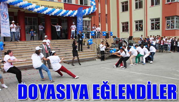 GENÇLİK ŞÖLENİNDE BELDE HALKI VE ÖĞRENCİLER DOYASIYA EĞLENDİ