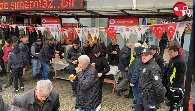 Polislerin hayrına camii cemaati ve öğrencilere ikramda