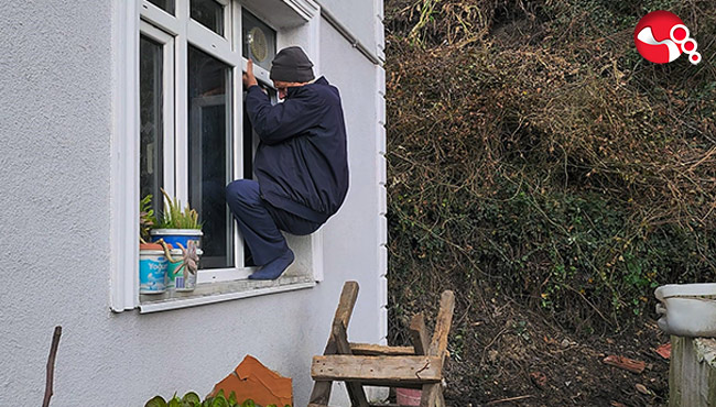 Evlerine pencereden girip çıkıyorlar
