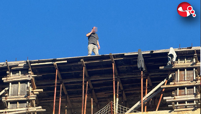 12 KATLI BİNANIN ÇATISINA ÇIKTI:"BELEDİYE BAŞKANI BURAYA GELECEK..."