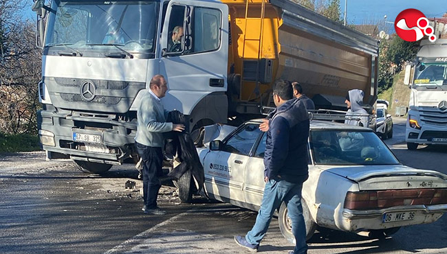 Kamyonla Otomobil çarpıştı