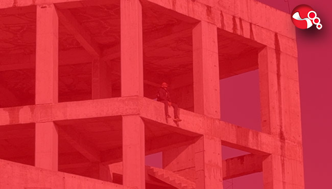 Çocuklarını görmek için çatıya çıktı