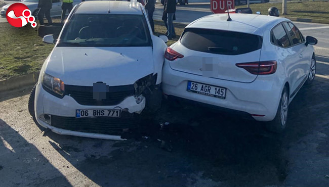 İki aracın karıştığı kazada iki kişi yaralandı
