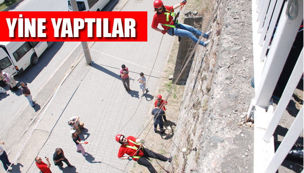 GÖNÜLLÜLER, 15 METREDEN İPLE İNDİ