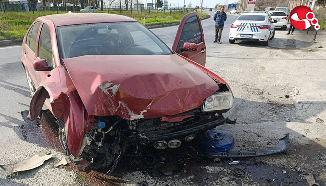 Aydınlatma direğine çarptı!...