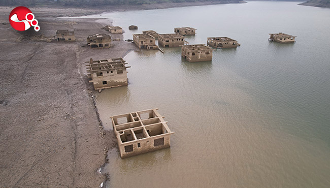 Sular çekilince terk edilmiş yapılar ortaya çıktı...