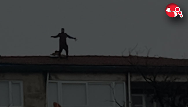 Çatıya çıktı: Belediye Başkanına seslendi....