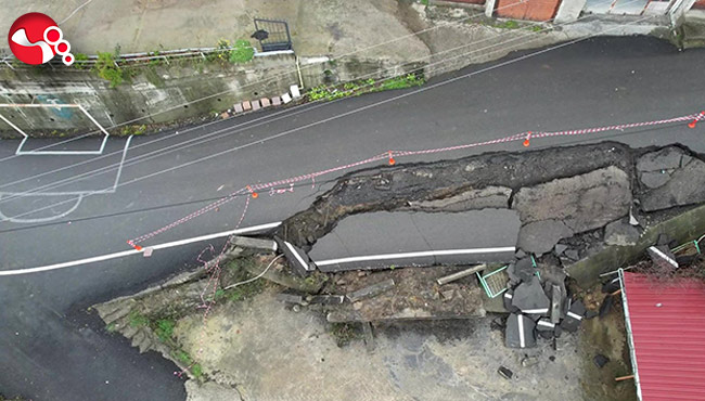 Yol çöktü!...
