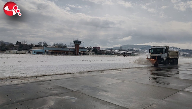 Havalimanında karla mücadele...