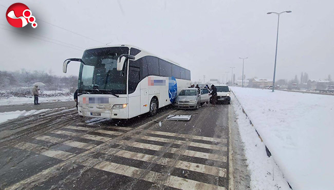 Kar ve buzlanma zincirleme kazaya neden oldu